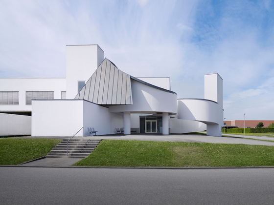 نمایی از معماری ساختمان گروه ویترا